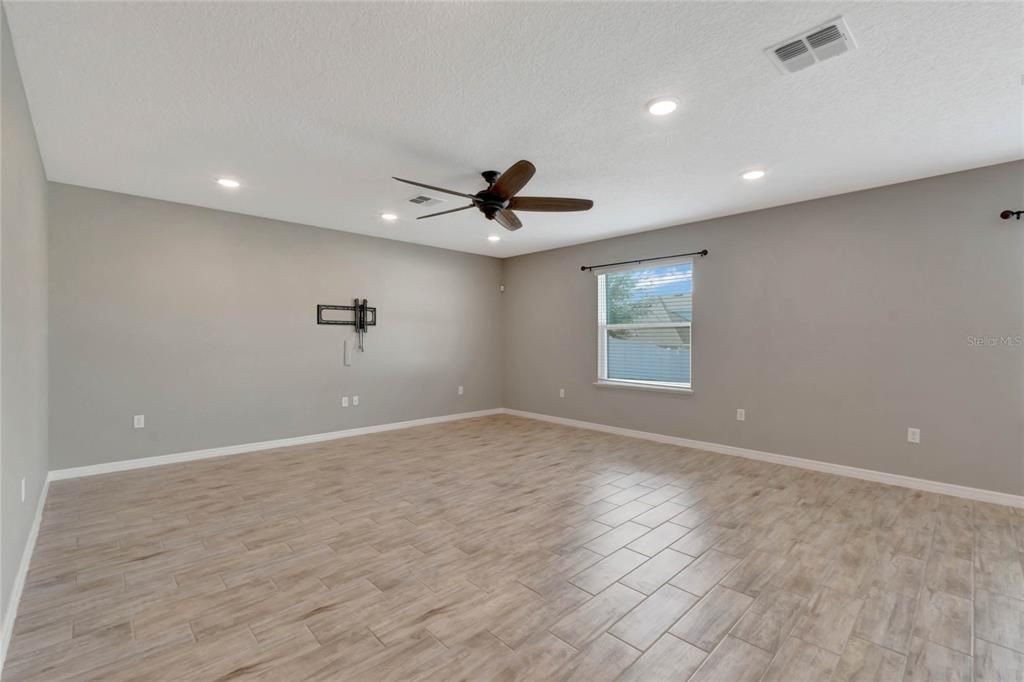 For Sale: $450,000 (4 beds, 2 baths, 2714 Square Feet)