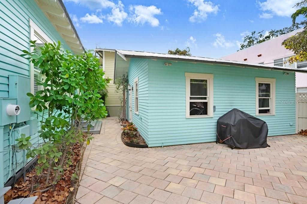 For Sale: $2,000,000 (3 beds, 2 baths, 2378 Square Feet)