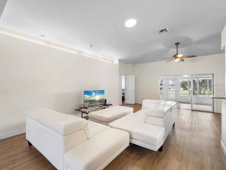 En Venta: $359,900 (2 camas, 2 baños, 1777 Pies cuadrados)