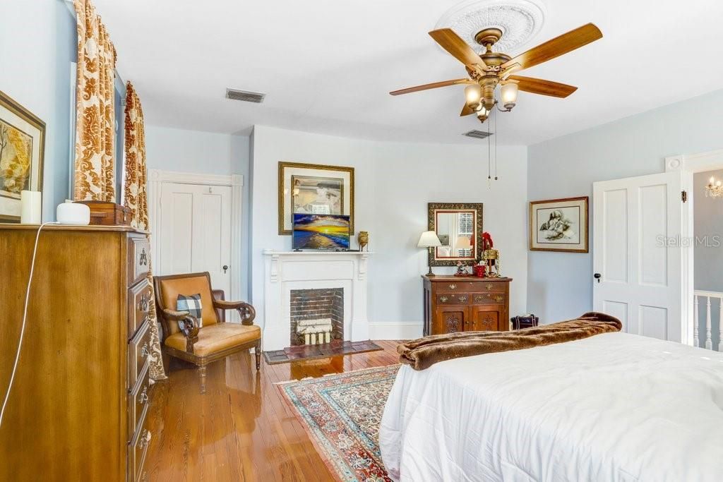 For Sale: $899,900 (4 beds, 5 baths, 3374 Square Feet)