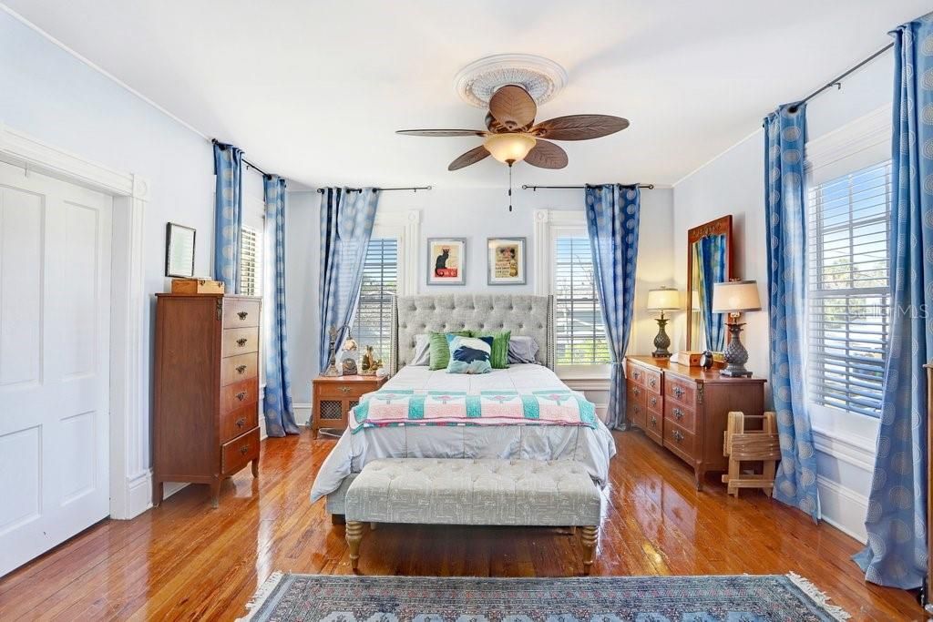 For Sale: $899,900 (4 beds, 5 baths, 3374 Square Feet)