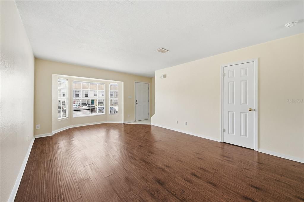 For Rent: $1,500 (2 beds, 1 baths, 958 Square Feet)