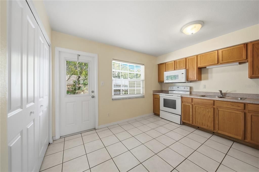 For Rent: $1,500 (2 beds, 1 baths, 958 Square Feet)