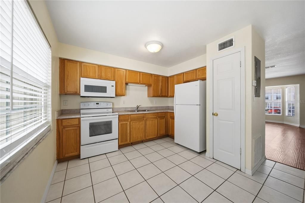 For Rent: $1,500 (2 beds, 1 baths, 958 Square Feet)