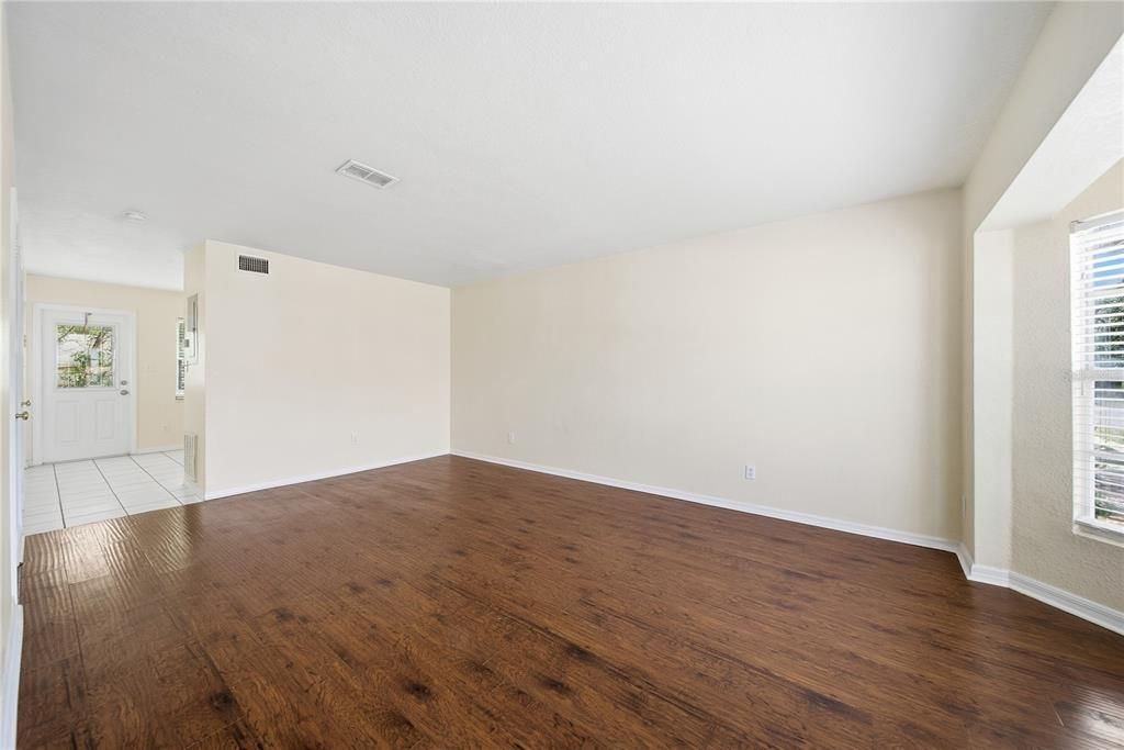 For Rent: $1,500 (2 beds, 1 baths, 958 Square Feet)