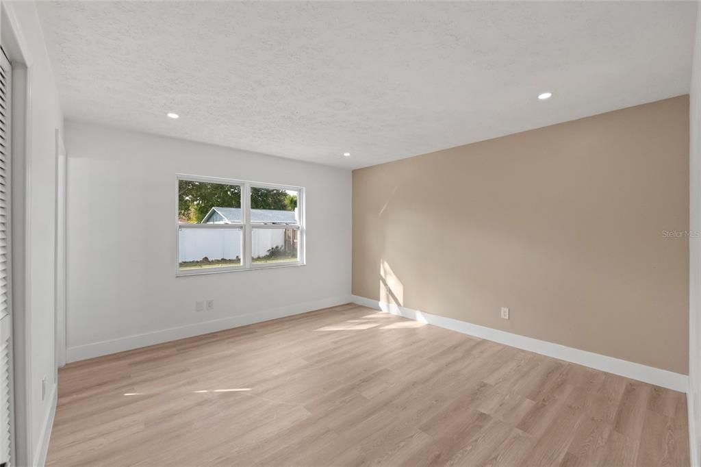 待售: $380,000 (4 贝兹, 2 浴室, 1548 平方英尺)