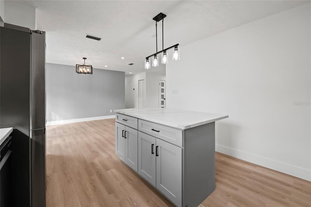 待售: $380,000 (4 贝兹, 2 浴室, 1548 平方英尺)