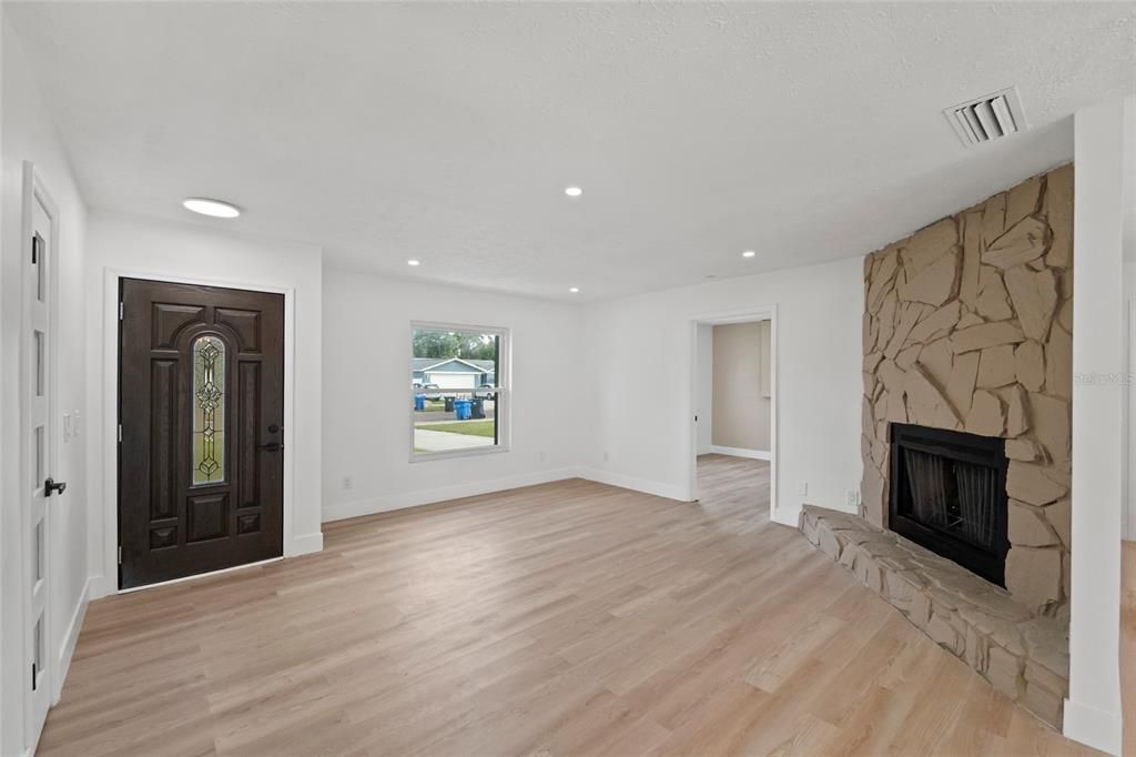 待售: $380,000 (4 贝兹, 2 浴室, 1548 平方英尺)