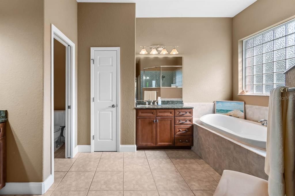 待售: $550,000 (4 贝兹, 2 浴室, 2110 平方英尺)