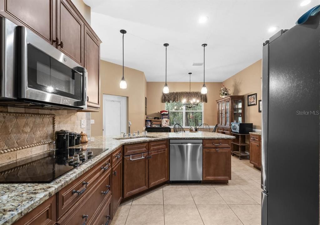 待售: $550,000 (4 贝兹, 2 浴室, 2110 平方英尺)