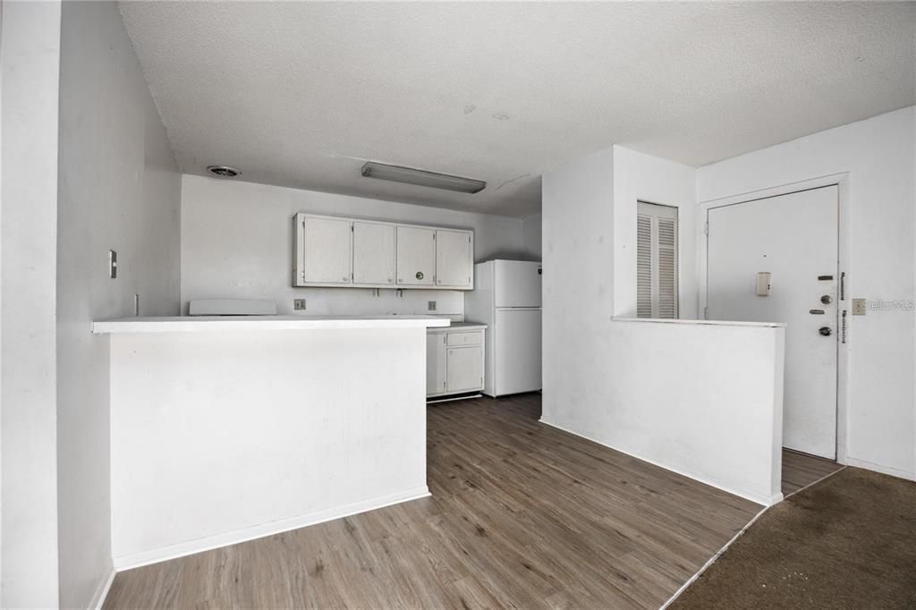 For Sale: $112,000 (2 beds, 1 baths, 853 Square Feet)