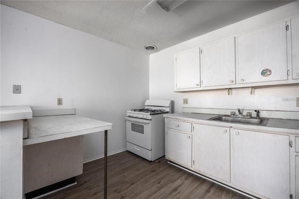 For Sale: $112,000 (2 beds, 1 baths, 853 Square Feet)