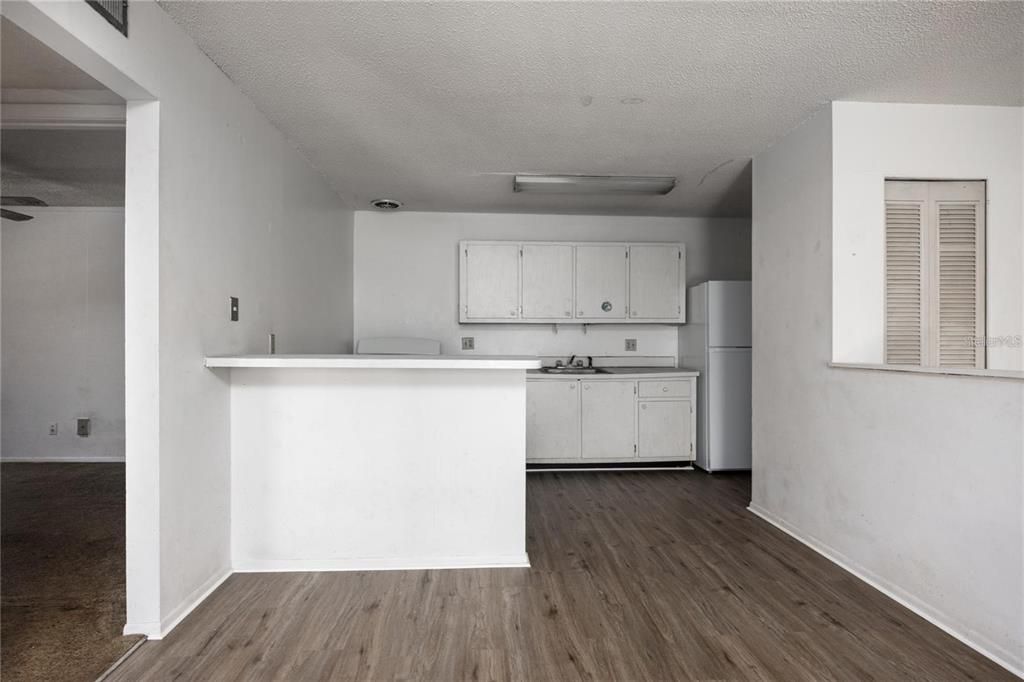 For Sale: $112,000 (2 beds, 1 baths, 853 Square Feet)