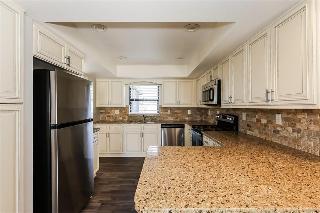 待售: $325,000 (4 贝兹, 2 浴室, 1860 平方英尺)