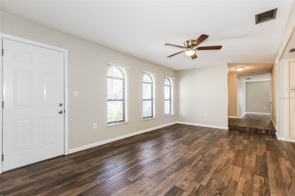 待售: $325,000 (4 贝兹, 2 浴室, 1860 平方英尺)