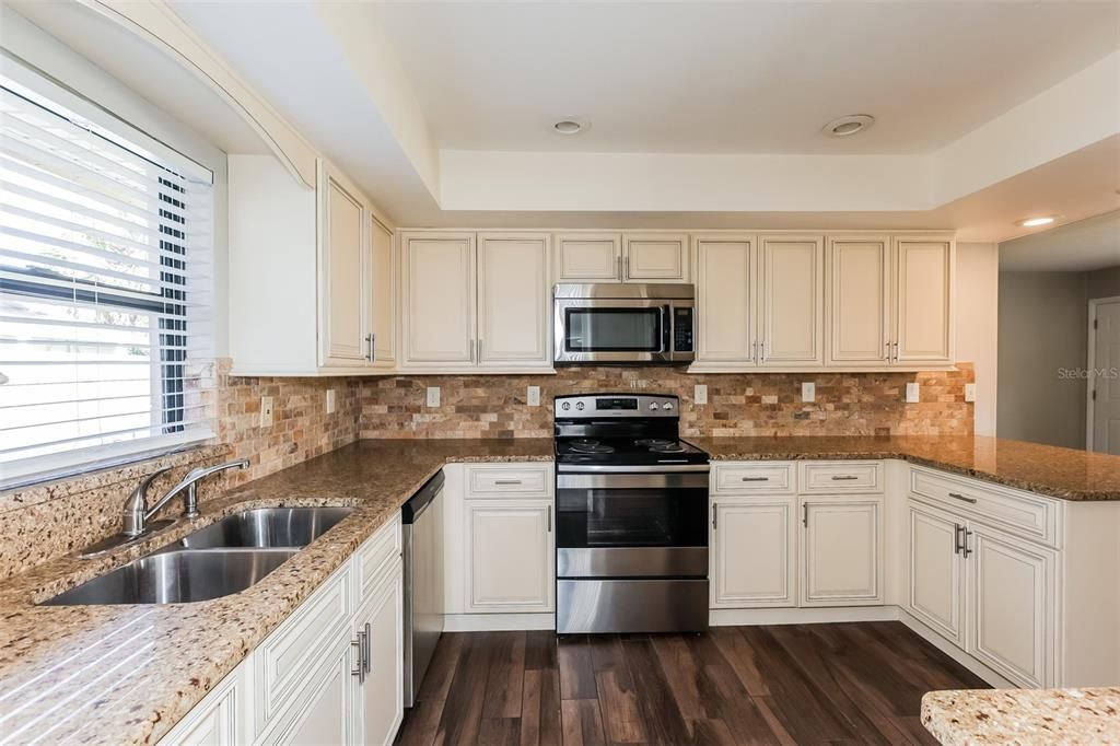 待售: $325,000 (4 贝兹, 2 浴室, 1860 平方英尺)