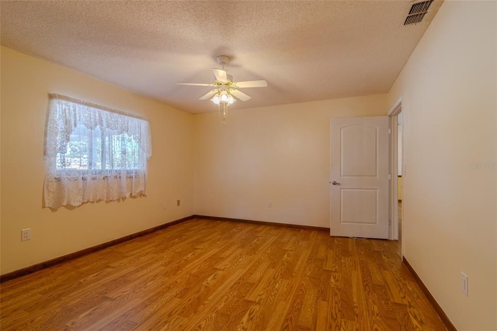 待售: $135,000 (3 贝兹, 2 浴室, 1456 平方英尺)