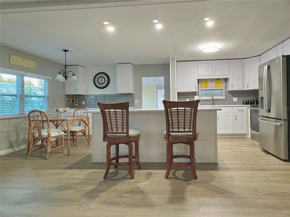 For Sale: $274,900 (2 beds, 2 baths, 1390 Square Feet)