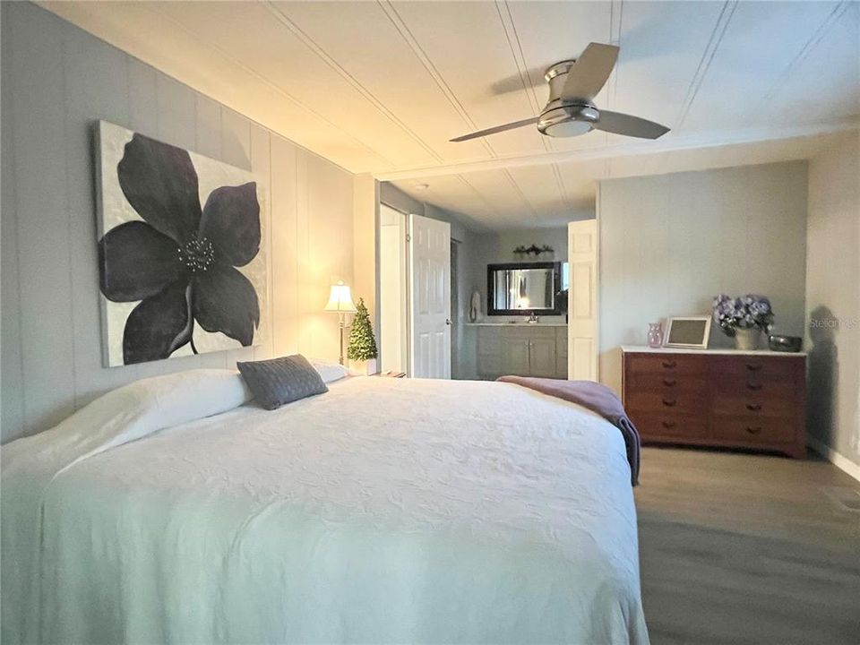 For Sale: $274,900 (2 beds, 2 baths, 1390 Square Feet)