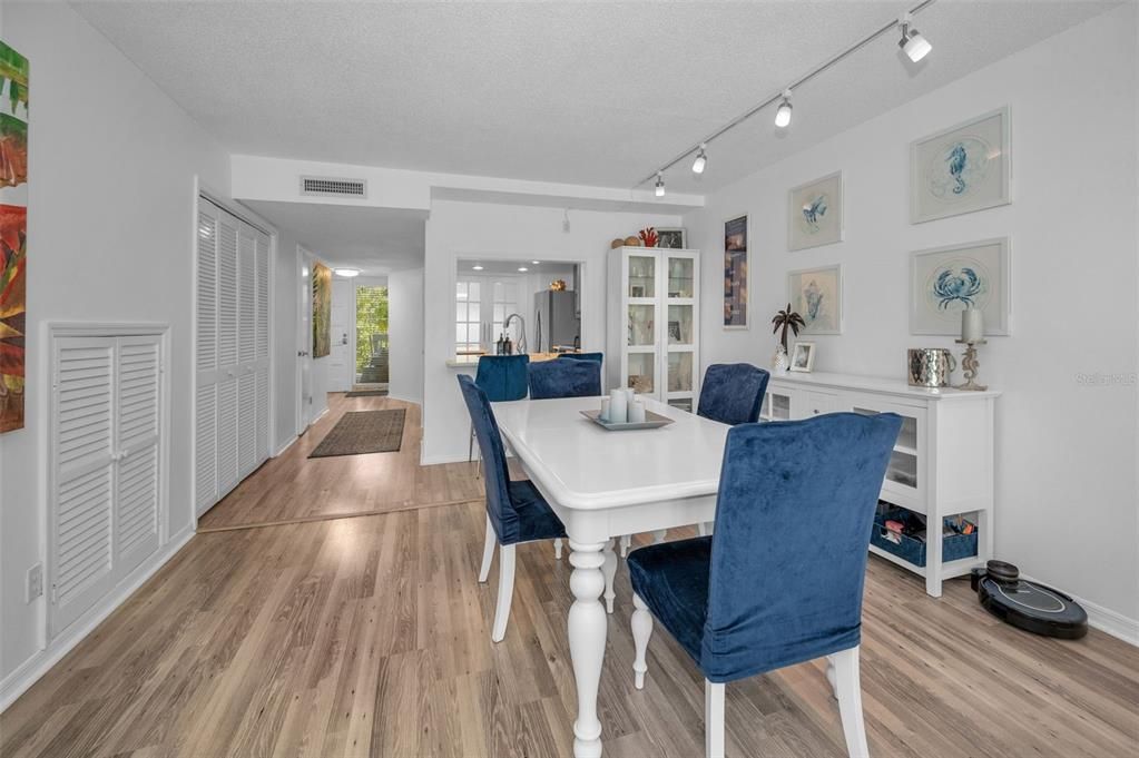 En Venta: $425,000 (3 camas, 2 baños, 1390 Pies cuadrados)