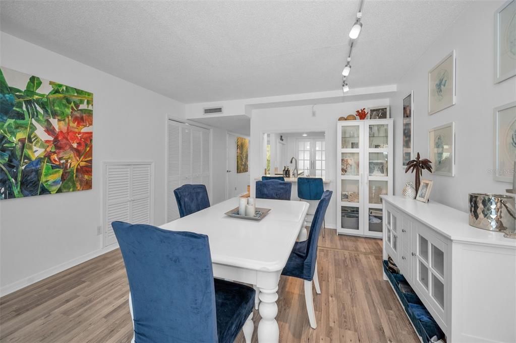 En Venta: $425,000 (3 camas, 2 baños, 1390 Pies cuadrados)