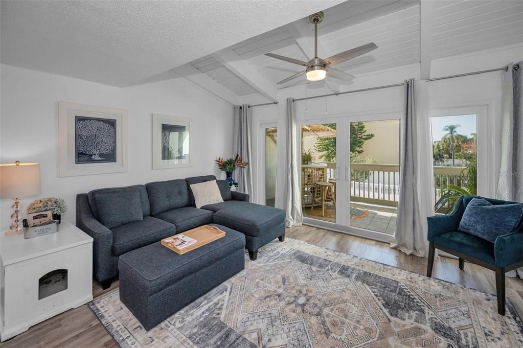 En Venta: $425,000 (3 camas, 2 baños, 1390 Pies cuadrados)