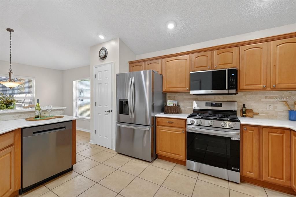 Activo con contrato: $749,000 (3 camas, 2 baños, 2044 Pies cuadrados)