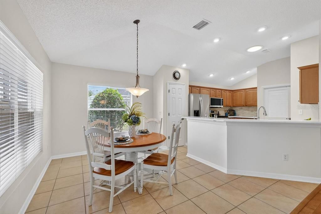 Activo con contrato: $749,000 (3 camas, 2 baños, 2044 Pies cuadrados)
