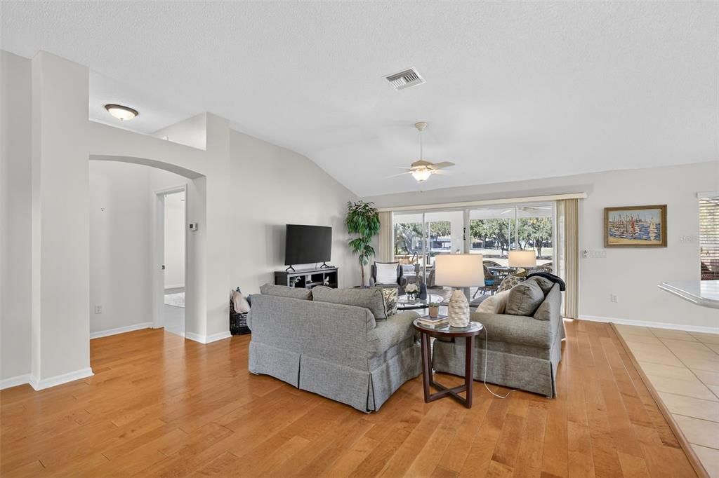Activo con contrato: $749,000 (3 camas, 2 baños, 2044 Pies cuadrados)