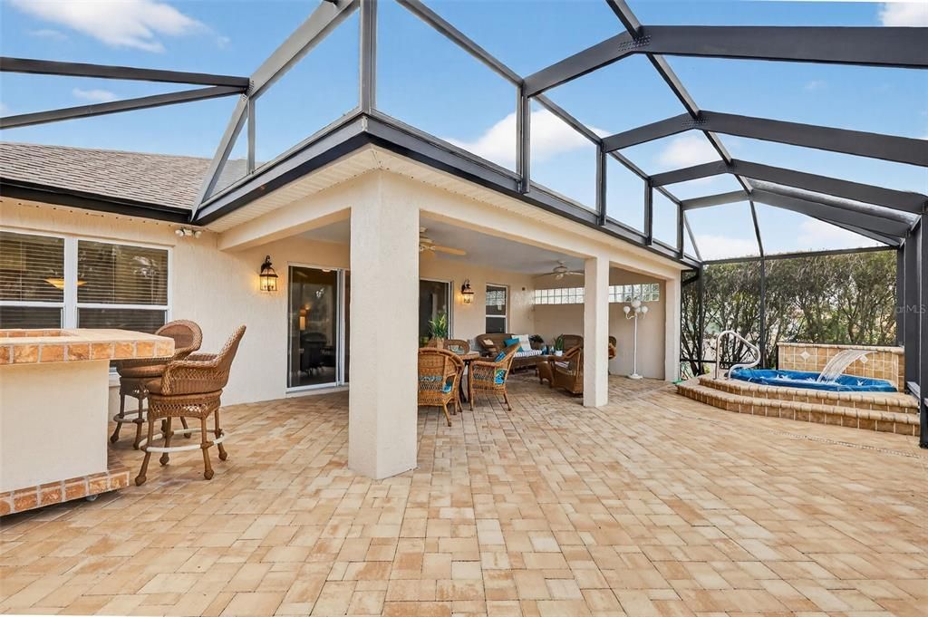 Activo con contrato: $749,000 (3 camas, 2 baños, 2044 Pies cuadrados)