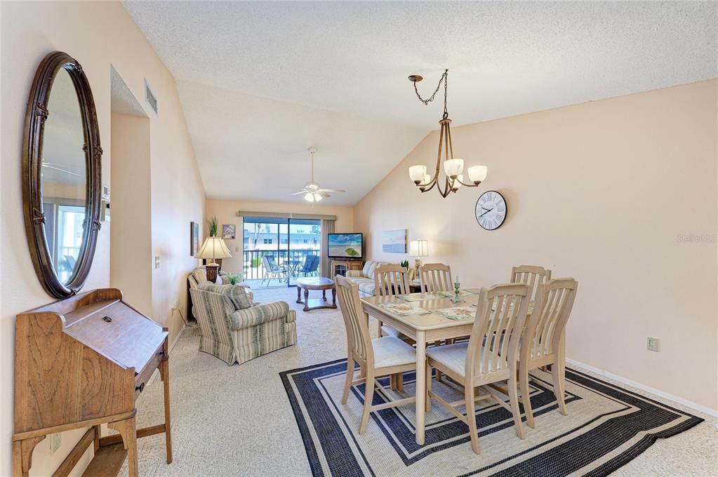 For Sale: $375,000 (2 beds, 2 baths, 1163 Square Feet)