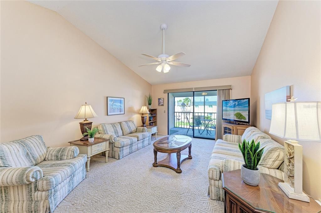 For Sale: $375,000 (2 beds, 2 baths, 1163 Square Feet)