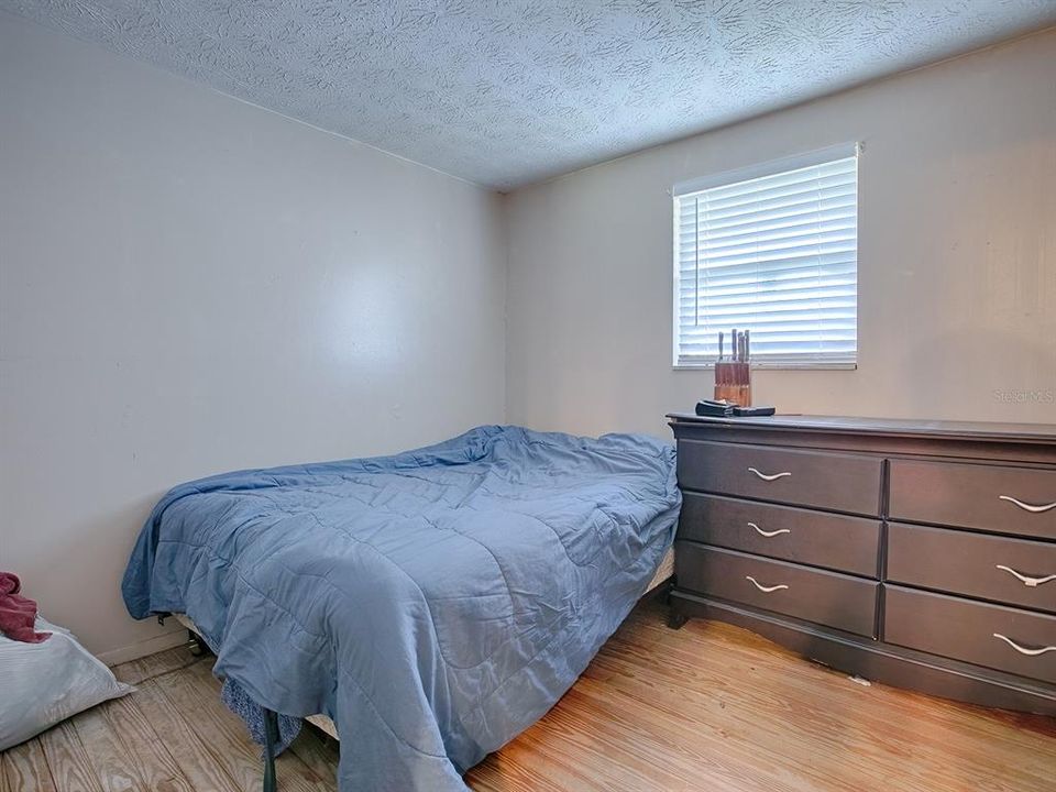 For Sale: $185,000 (3 beds, 2 baths, 930 Square Feet)