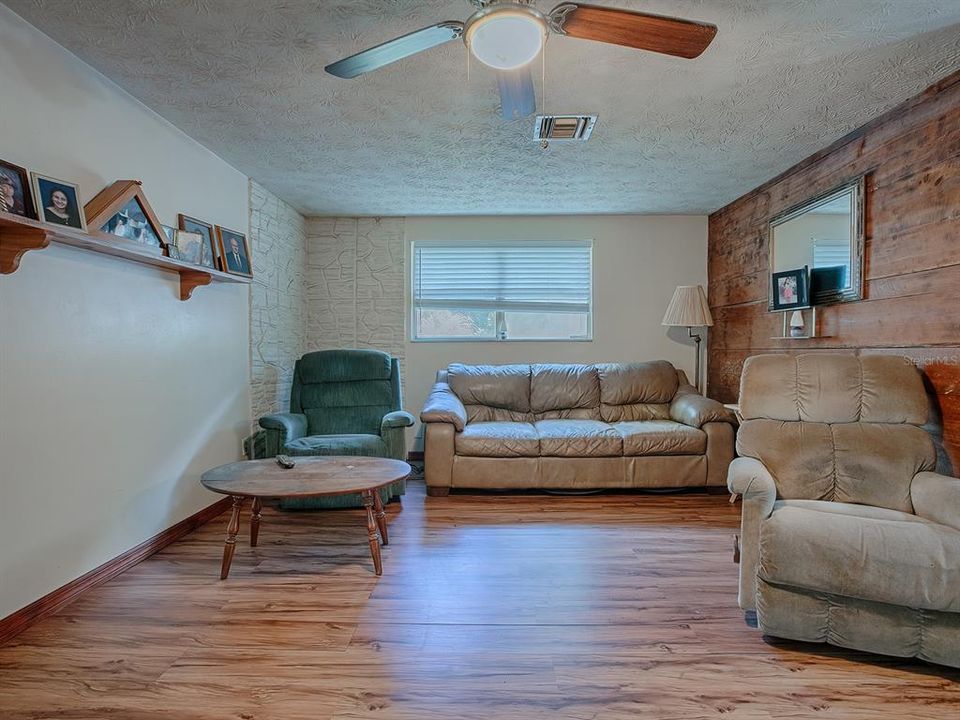 For Sale: $185,000 (3 beds, 2 baths, 930 Square Feet)