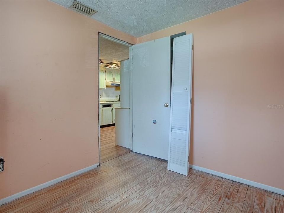 For Sale: $185,000 (3 beds, 2 baths, 930 Square Feet)