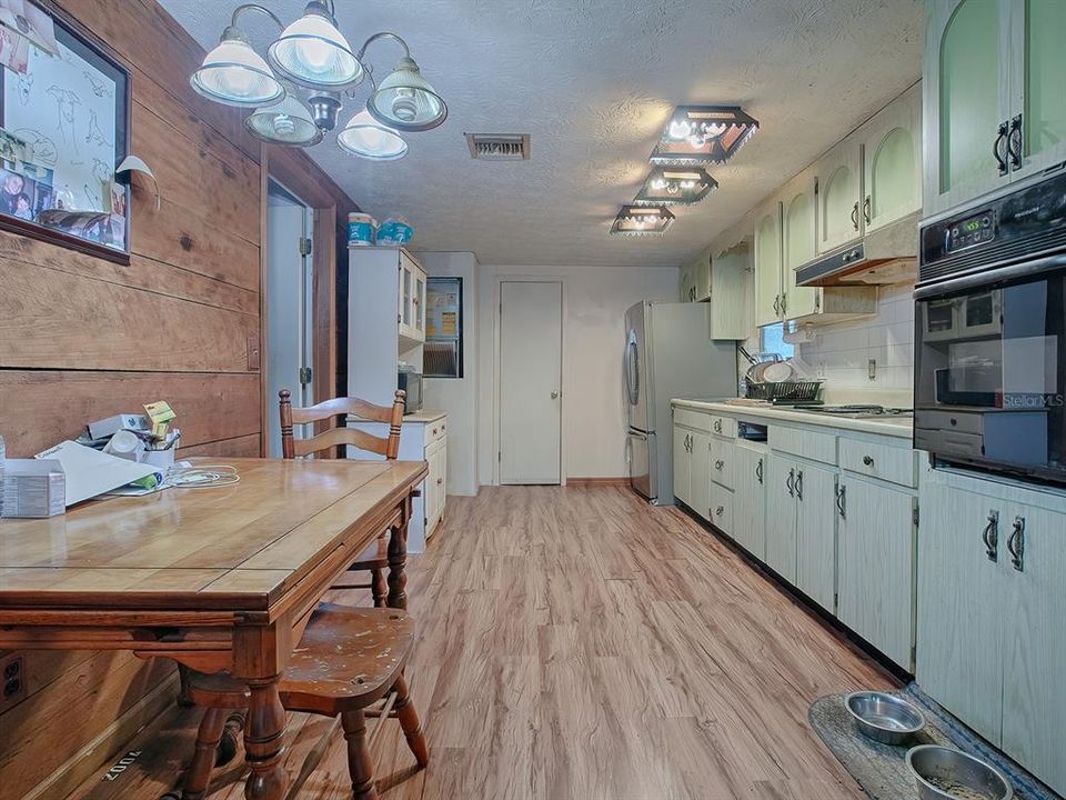 For Sale: $185,000 (3 beds, 2 baths, 930 Square Feet)