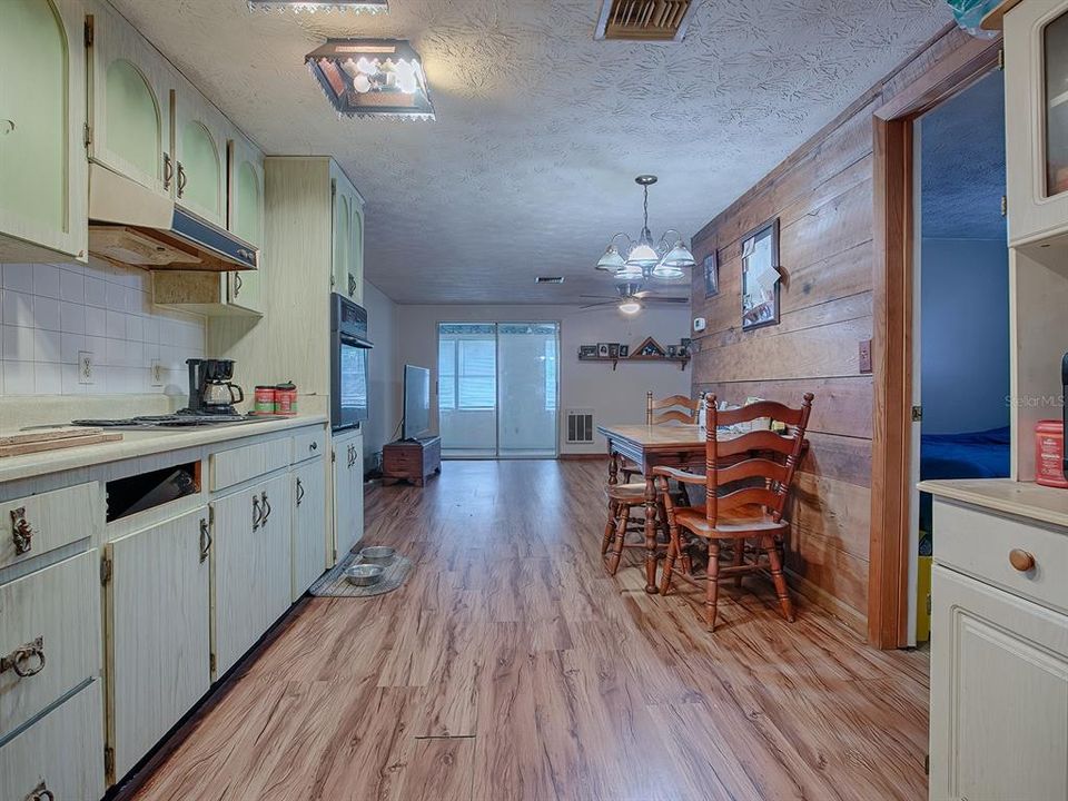 For Sale: $185,000 (3 beds, 2 baths, 930 Square Feet)