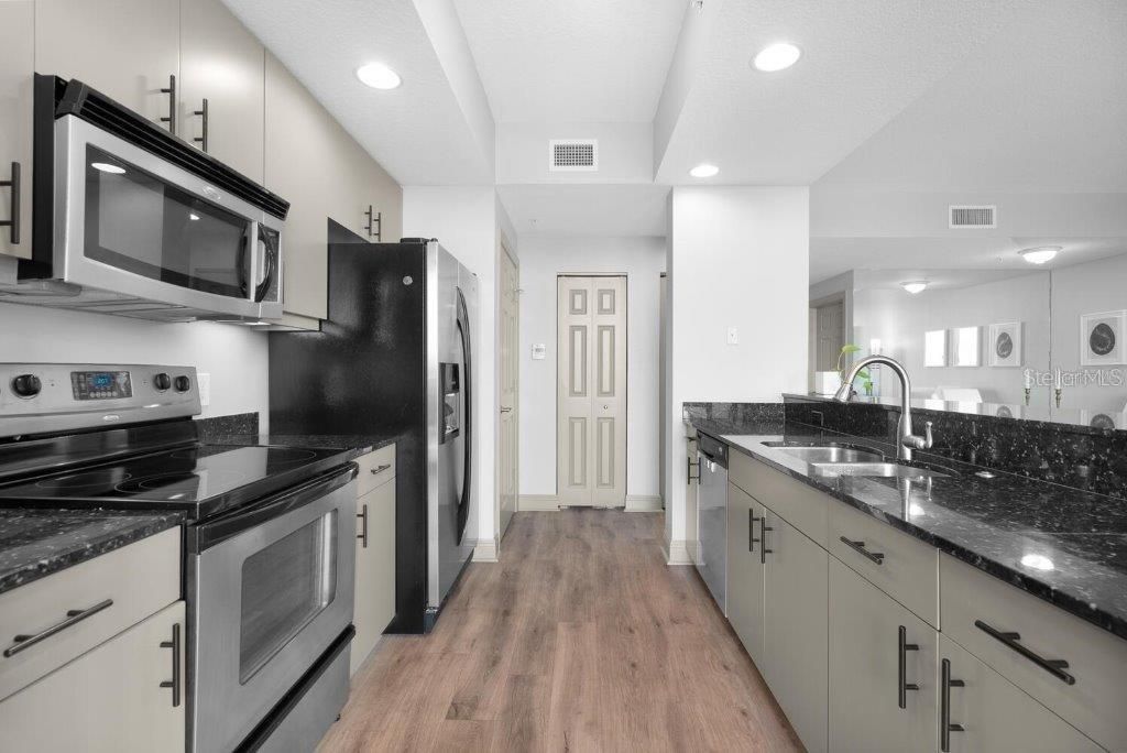 待售: $545,000 (1 贝兹, 1 浴室, 1070 平方英尺)