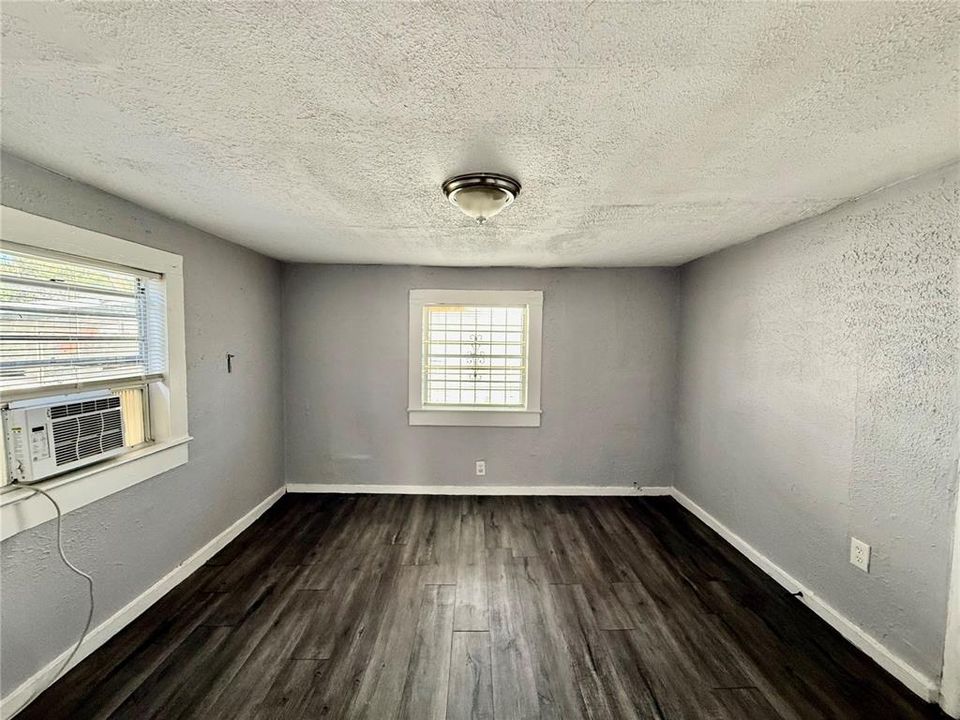 В аренду: $1,600 (4 спален, 1 ванн, 966 Квадратных фут)