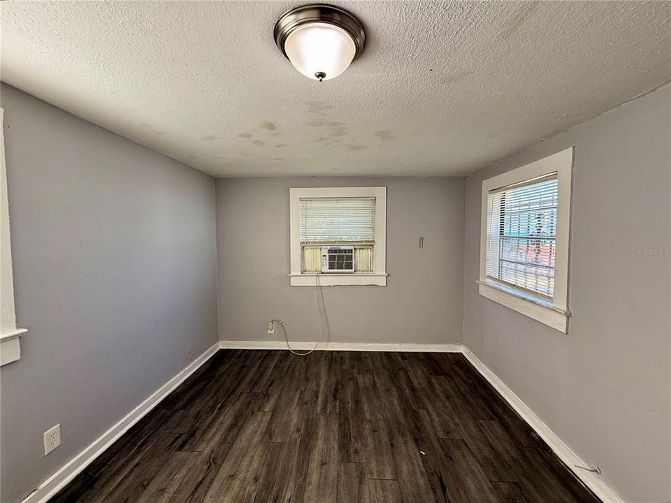 В аренду: $1,600 (4 спален, 1 ванн, 966 Квадратных фут)