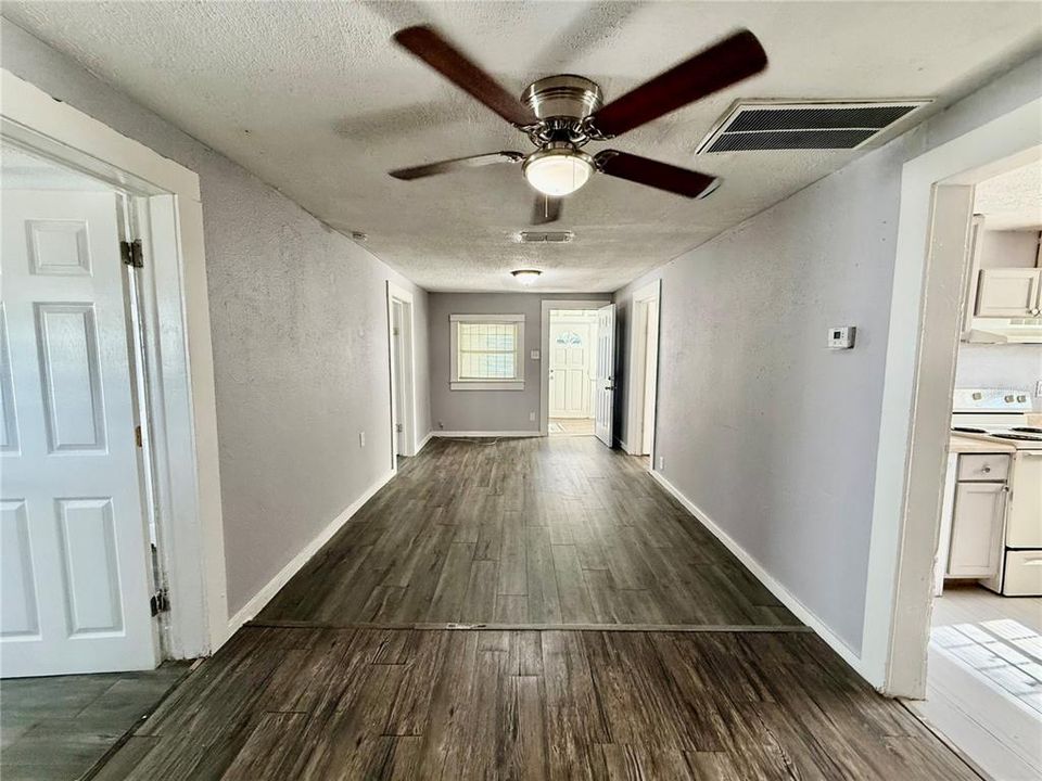 В аренду: $1,600 (4 спален, 1 ванн, 966 Квадратных фут)