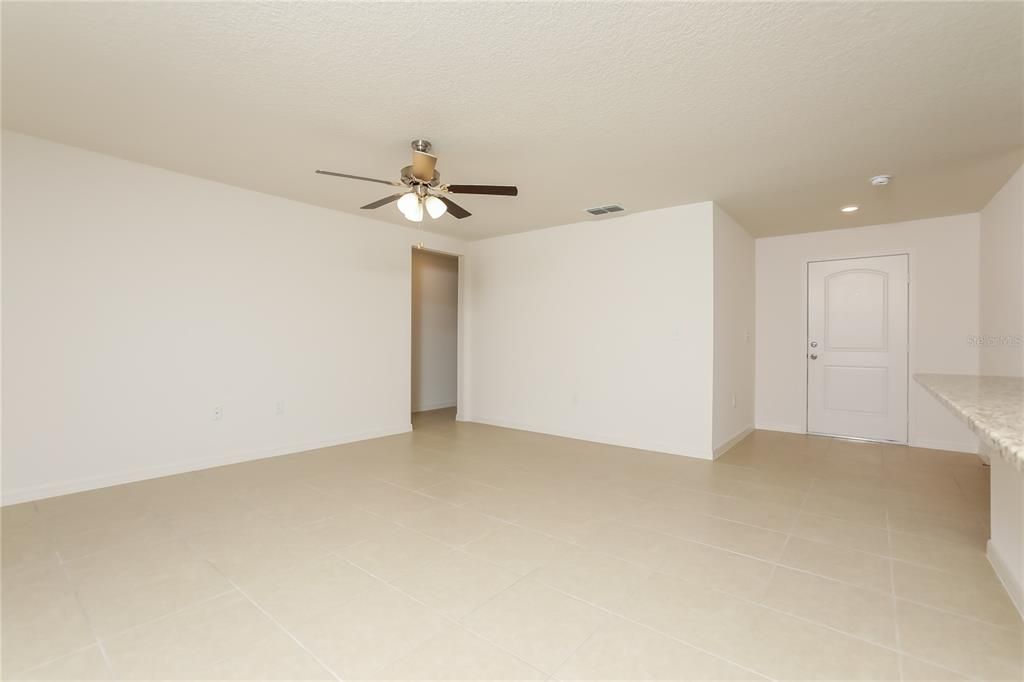 出租: $2,010 (4 贝兹, 2 浴室, 1358 平方英尺)