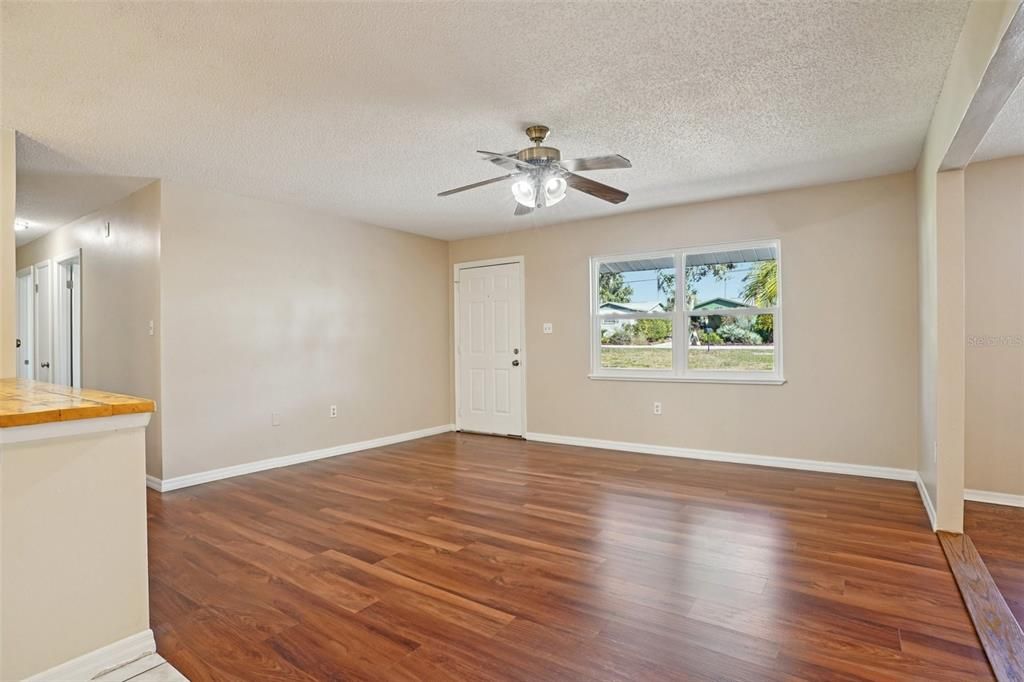 En Venta: $274,900 (3 camas, 2 baños, 1394 Pies cuadrados)