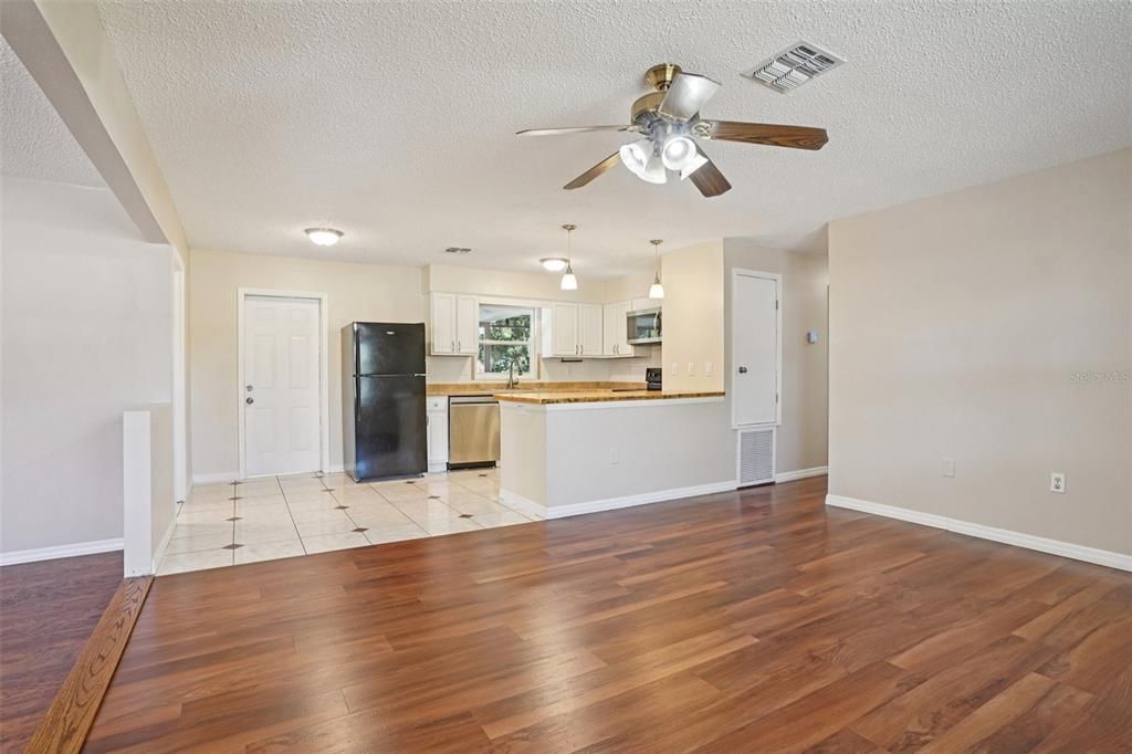 En Venta: $274,900 (3 camas, 2 baños, 1394 Pies cuadrados)