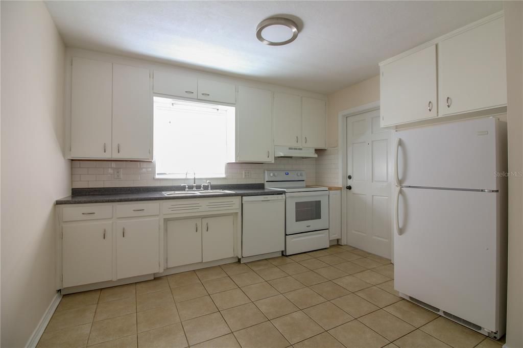 For Rent: $1,500 (3 beds, 1 baths, 833 Square Feet)