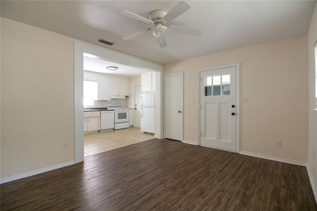 For Rent: $1,500 (3 beds, 1 baths, 833 Square Feet)