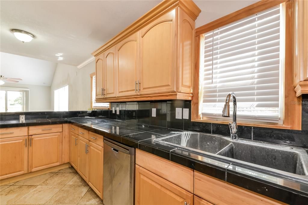 For Rent: $2,220 (3 beds, 2 baths, 1392 Square Feet)