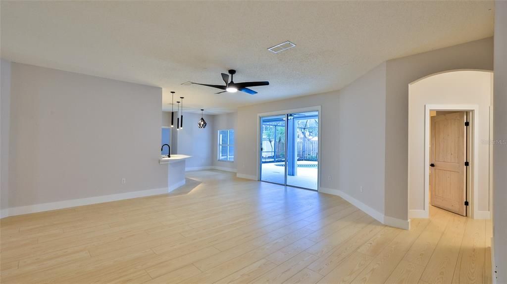 En Venta: $414,900 (4 camas, 2 baños, 2243 Pies cuadrados)