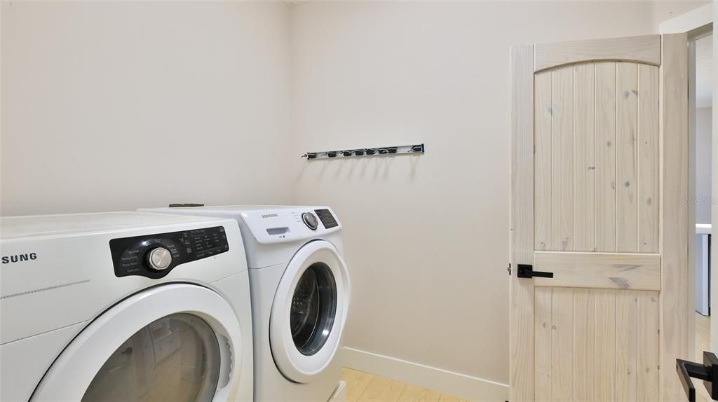 En Venta: $414,900 (4 camas, 2 baños, 2243 Pies cuadrados)