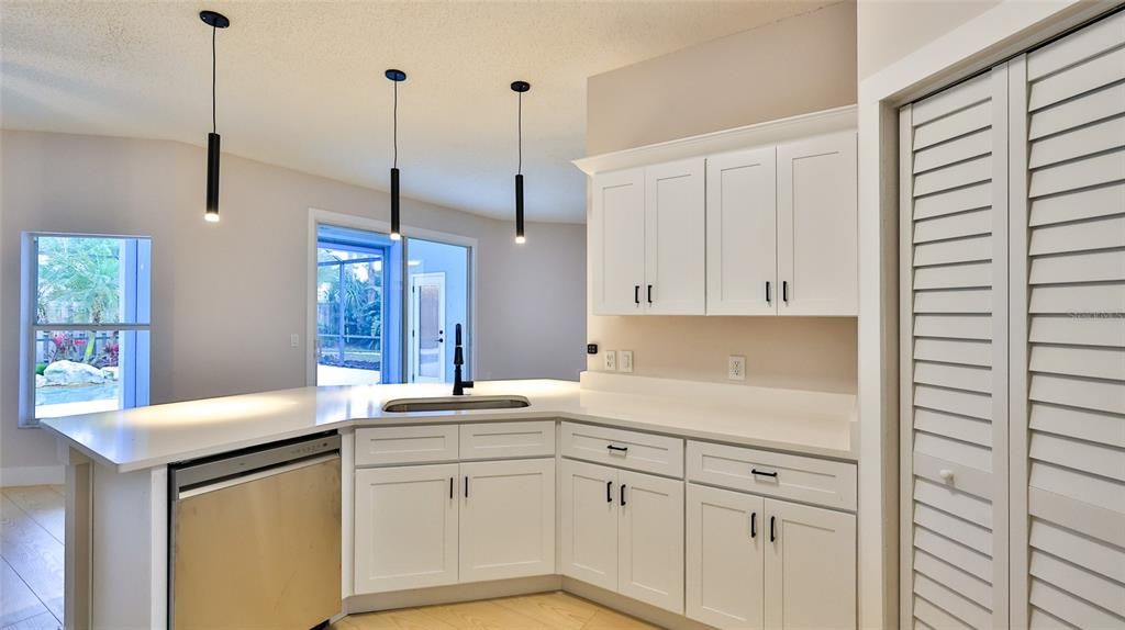 En Venta: $414,900 (4 camas, 2 baños, 2243 Pies cuadrados)